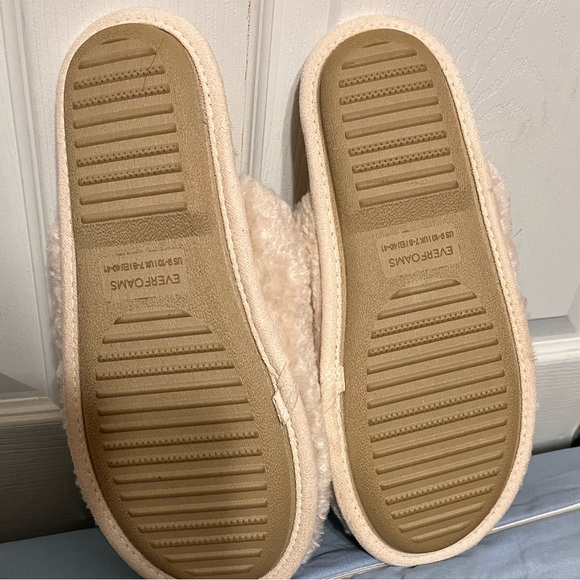 EverFoams Women's Cozy Soft Fuzzy Slippers NWOT - Picture 4 of 8